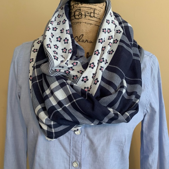 abercrombie kids Accessories - ABERCROMBIE (kids tag) blue and white infinity lightweight scarf NWT 100% poly